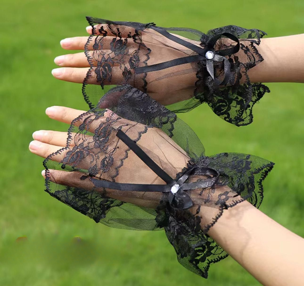 NP82 Black Lace Fingerless Gloves